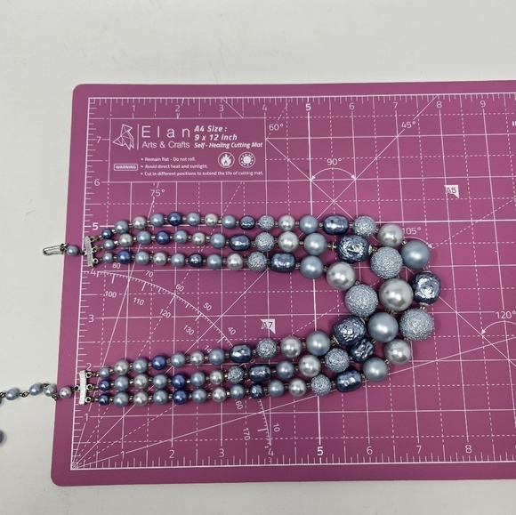 VINTAGE JAPAN THREE STRAND BEADED NECKLACE SHADES OF BLUE WOMEN COSTUME JEWELRY - Picture 7 of 9